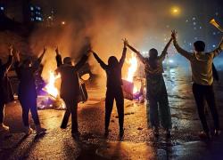 Iran, polizia spara a genitali, viso e seno delle manifestanti in piazza: la rivelazione 