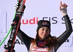 Sci, Sofia Goggia compie l'impresa e vince la discesa a St. Moritz un giorno dopo essersi rotta la mano