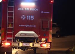 Catanzaro, auto uscita fuori strada prende fuoco, morte due ragazze bloccate all’interno, una era minorenne, salvi altri tre a bordo