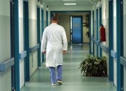 Covid, accusa choc di tentato omicidio per 2 genitori: avevano rifiutato un tampone al figlio per paura che fosse isolato. Il medico: "Vi faccio levare la potestà"