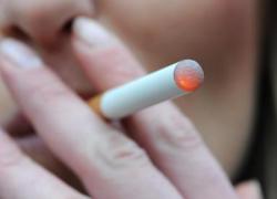 Ue verso stangata sul fumo, 1€ in più a pacchetto per le sigarette, aumenti anche per quelle elettroniche, sigari, tabacco