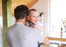 Auguri per la Festa del Papà: le frasi più divertenti, belle, celebri e famose da dedicare anche a chi non c'è più