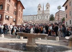 Roma, Ultima Generazione a Piazza di Spagna: acqua nera nella Barcaccia - VIDEO