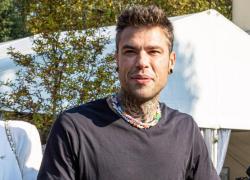 Fedez e la diagnosi di tumore al pancreas, il web: “reazione avversa al vaccino Covid, 3 dosi di siero sperimentale"