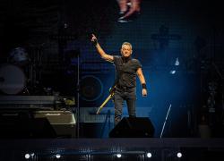 Springsteen a Ferrara, il concerto si farà nonostante l'alluvione. Gli organizzatori: "Rispetto per il dramma, ma qui c'è sicurezza"