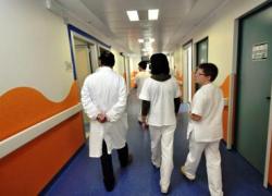 Regno Unito, nuove linee guida NHS: medici costretti a chiedere agli uomini se sono "incinti" prima di una radiografia