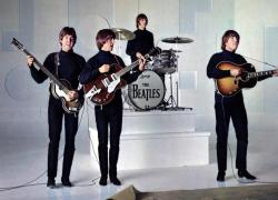 Beatles, Paul McCartney riproduce con l'Intelligenza Artificiale (AI) la voce di John Lennon nel brano "Now and Then"