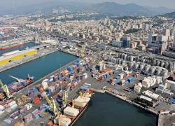 Genova, camalli bloccano armi per Israele, fermati 3 container, Calp: "Grande vittoria, non vogliamo essere complici di guerre e massacri"