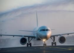 Spagna, espulsi 50 adolescenti ebrei francesi da aereo Vueling Valencia-Parigi, polizia: "Cori in ebraico, rotto materiale d'emergenza"
