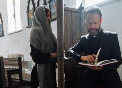 Vescovo si innamora di una scrittrice di libri erotici e molla tutto: ora cerca lavoro da agronomo