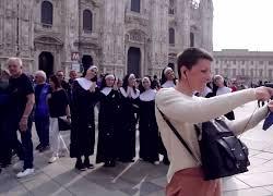 Suore "scatenate" in metro e in piazza Duomo a Milano: il flash mob per lanciare Sister Act - VIDEO