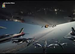Frecce Tricolori sorvolano Napoli per i 150 anni degli Alpini: le immagini spettacolari - VIDEO