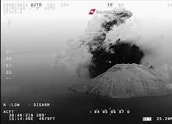 Stromboli, l'aereo della Guardia costiera sorvola il vulcano durante l'eruzione - VIDEO
