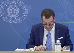 Mihajlovic, Salvini scopre la notizia della morte in diretta durante una conferenza stampa e si emoziona - VIDEO 
