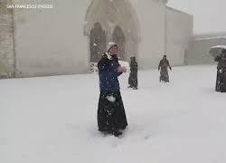 Assisi, frati giocano a palle di neve davanti alla Basilica di San Francesco - VIDEO