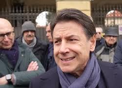 Conte: “Renzi prima si poteva permettere una Twingo, ora con i soldi dei sauditi una Ferrari” - VIDEO