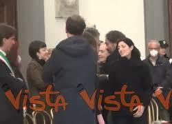 Fiorello da Maurizio Costanzo, per l'ultima volta: lacrime e abbracci alla camera ardente - VIDEO