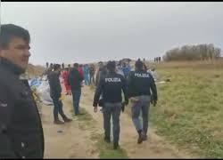 Naufragio migranti a Crotone, le immagini dei resti del barcone e dei soccorsi - VIDEO