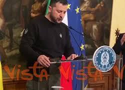 Meloni beve acqua durante la conferenza stampa. Zelensky non tocca il bicchiere - VIDEO