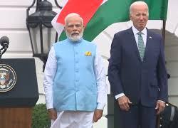 Joe Biden, gaffe durante l'incontro col premier Modi: poggia la mano su cuore per l'inno ma parte quello indiano - VIDEO