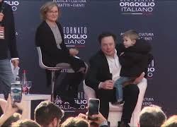 Elon Musk sale sul palco di Atreju con in braccio il figlio: "Natalità importante, con il ritmo attuale scompariremo" - VIDEO