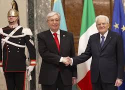 Il Presidente Kazako Tokayev preme sul multilateralismo