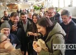 Elly Schlein contestata da una pensionata a Cagliari: "Vada a lavorare come ho fatto io per 25 anni a 500€ al mese" - VIDEO