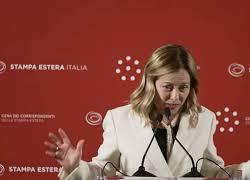Meloni scherza con la stampa estera: "Perdo sempre a Burraco, la mia giornata un po' così così" - VIDEO