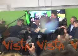 Regionali Abruzzo, Marsilio festeggia con lo spumante innaffiando i sostenitori: "Hip hip, urrà!" - VIDEO