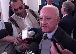 De Luca risponde a Meloni: "Il saluto 'sono la str*nza'? Ha comunicato sua nuova e vera identità" - VIDEO