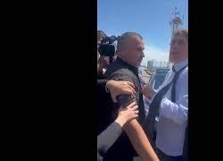 Albania, Magi strattonato dalla sicurezza attacca Meloni: “1 mld speso per enorme hotspot elettorale, migranti poi in Italia”, la premier: "Applicato legge europea" - VIDEO