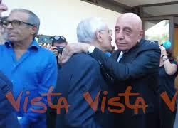 L'abbraccio tra Dell'Utri e Galliani al funerale di Emilio Fede