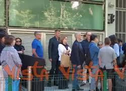 In centinaia in fila per entrare nella camera ardente di Giorgio Armani a Milano