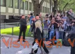L'arrivo di Donatella Versace con un mazzo di fiori alla Camera ardente di Giorgio Armani