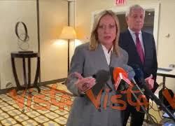 Ecco i gesti con le mani della premier Meloni mentre parla durante il punto stampa a New York