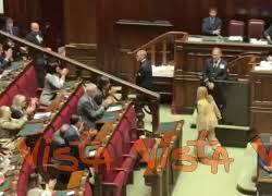 Meloni saluta con la mano uscendo dall'Aula della camera dopo informativa su Consiglio Ue