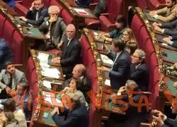Conte in Aula regala alla premier libro M5s con dedica "Governo Meloni 3 anni di tasse"