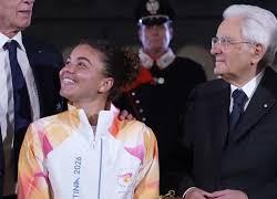 Mattarella accoglie la Fiamma Olimpica al Quirinale