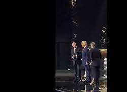 Il selfie di Infantino, Trump e i Presidenti di Canada e Messico ai sorteggi dei Mondiali Fifa 2026