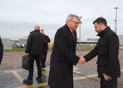 Volodymyr Zelensky atterra in Inghilterra per l'incontro con Starmer