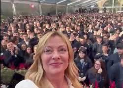 Il selfie di Meloni sul palco di Atreju con il pubblico: Ben accompagnata
