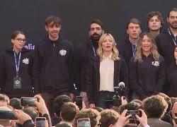 Meloni sul palco di Atreju con la felpa dei volontari canta l'Inno di Mameli