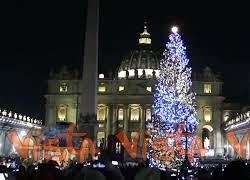 L'accensione dell'albero di Natale e l'inaugurazione del presepe a Piazza San Pietro