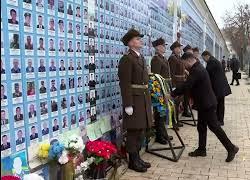 Zelensky e il Primo Ministro del Portogallo rendono omaggio a Muro Memoria dei caduti di Kiev