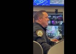 Gli agenti della Polizia di New York tracciano il viaggio di Babbo Natale sui monitor