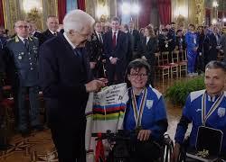 Mattarella riceve atleti paralimpici, l'abbraccio al Quirinale