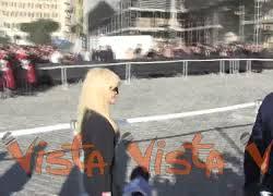 Donatella Versace ai funerali di Valentino a Roma