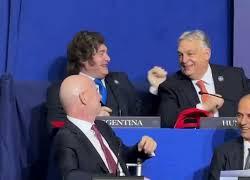 Board of Peace, Milei e Orban scherzano tra i banchi facendo il karaoke con i microfoni