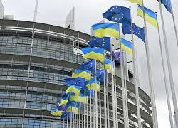 Bandiere Ucraina sventolano al Parlamento Europeo nel 4&deg; anniversario dell'invasione russa