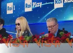 Patty Pravo cade dalla sedia alla conferenza stampa di Sanremo